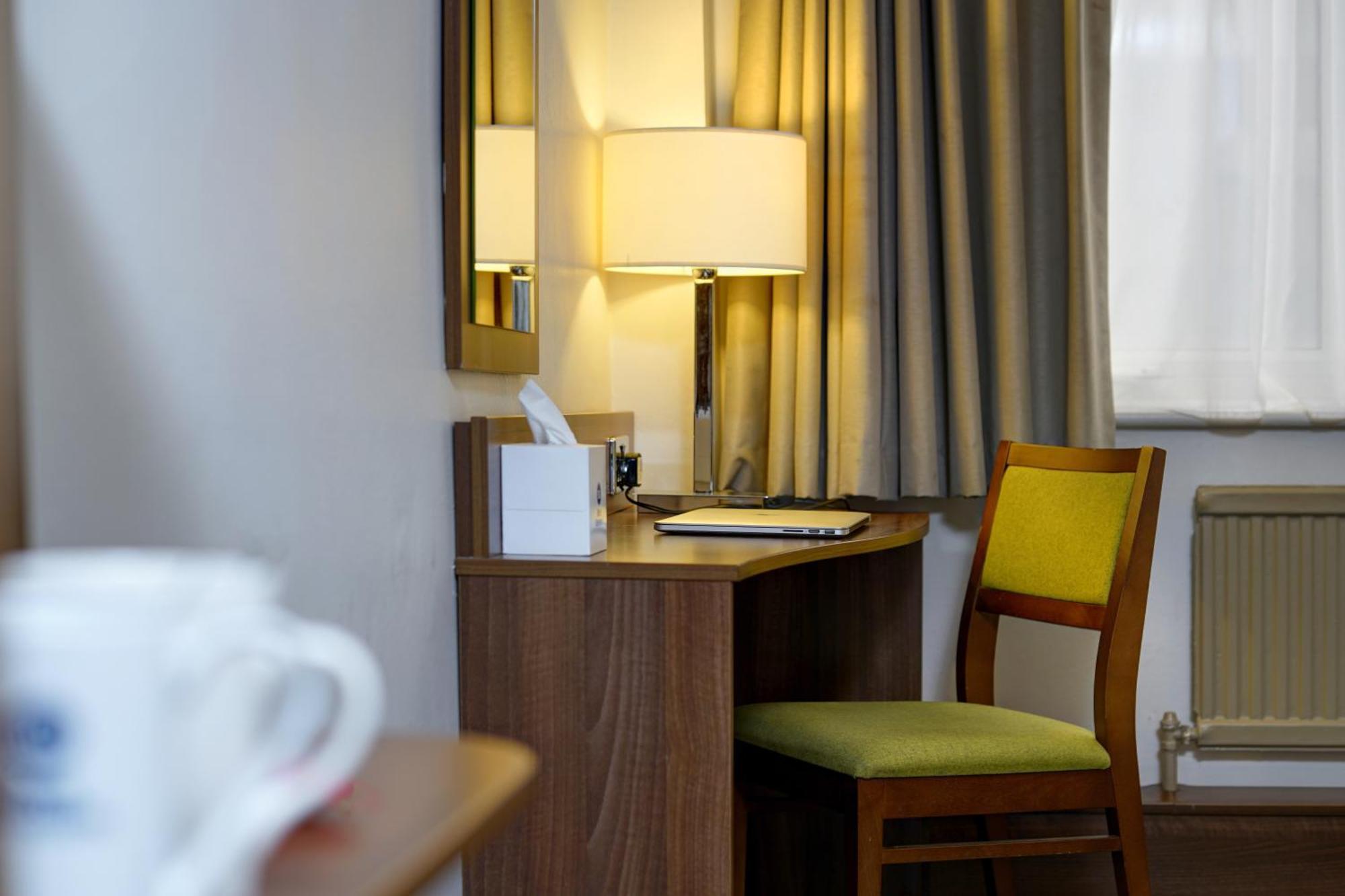 Best Western Manchester Altrincham Cresta Court Hotel Exterior foto